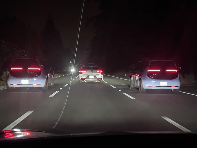 Autonomiczne samochody Waymo blokują ruch uliczny