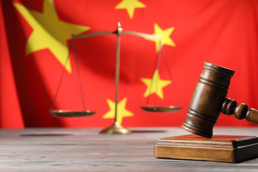 Chiny: Sąd Najwyższy wydał przepisy przeciwko deepfake’om AI