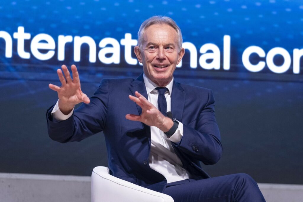 Tony Blair: Zachód nie może zwalniać tempa w rozwoju AI