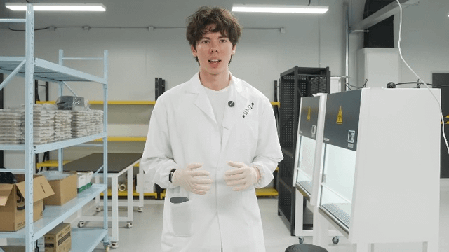 Startup zbudował lab w 30 dni, by testować cząsteczki proponowane przez AI