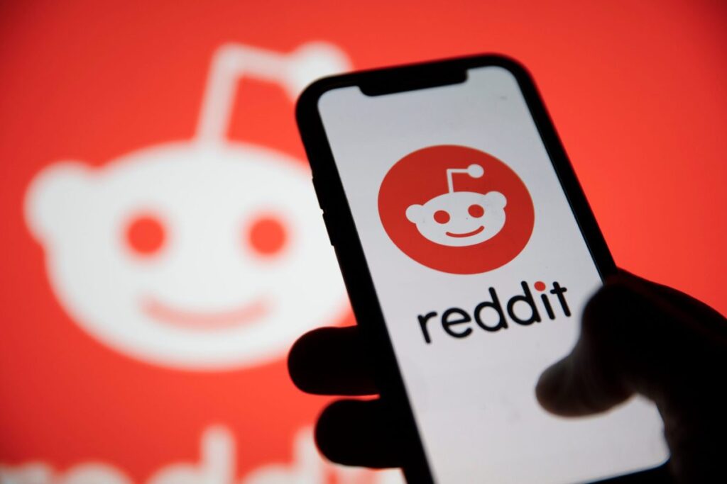 Reddit zmienia strategię przez AI – stawia na zalogowanych użytkowników